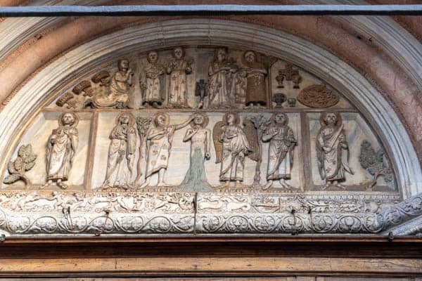 Płaskorzeźba nad wejściem do katedry w Monza w Lombardii